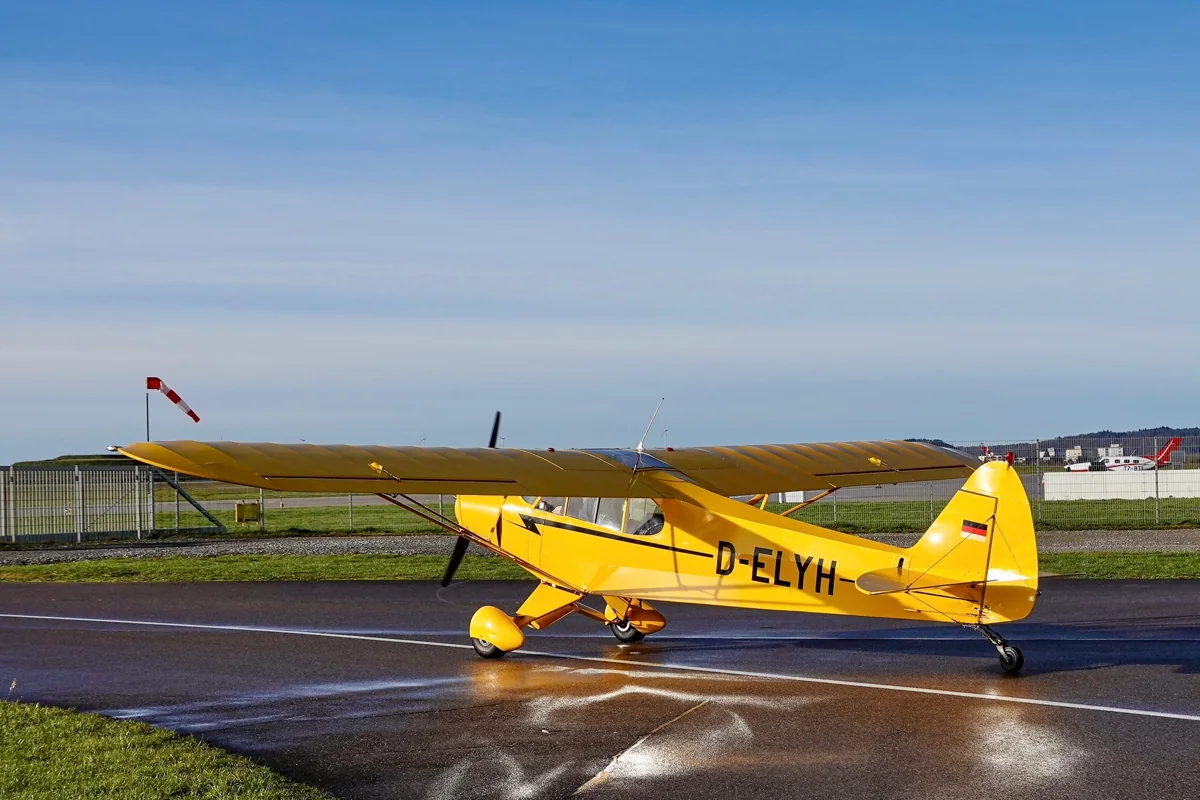 Gelbe Piper PA-18 D-ELYH am Flugplatz
