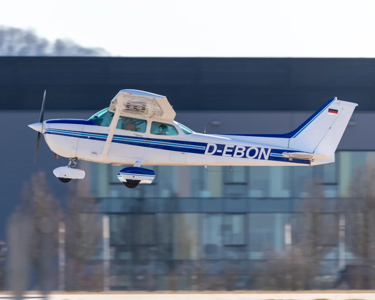Cessna D-EBON im Flug