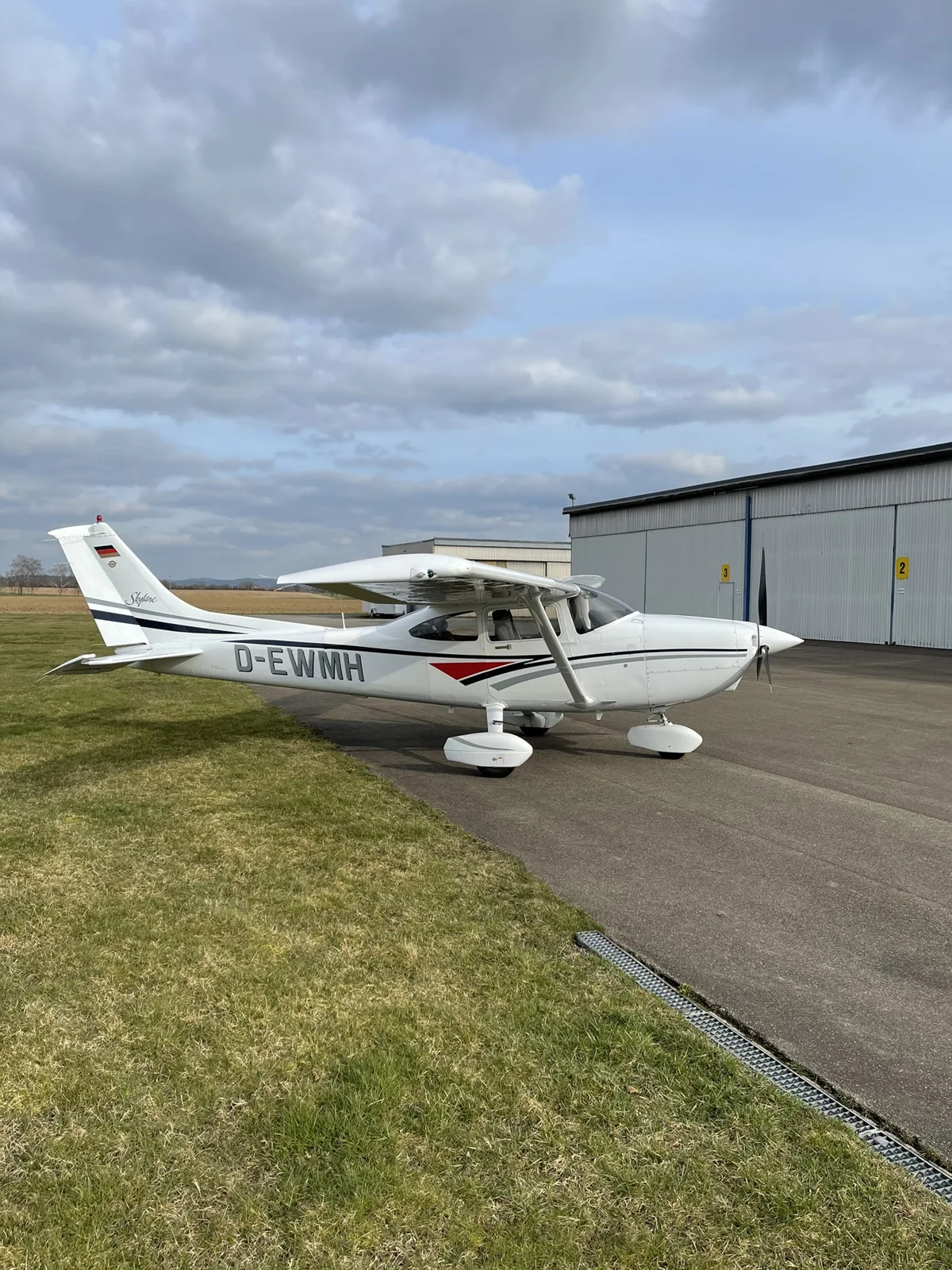 Cessna D-EWMH vor dem Hangar