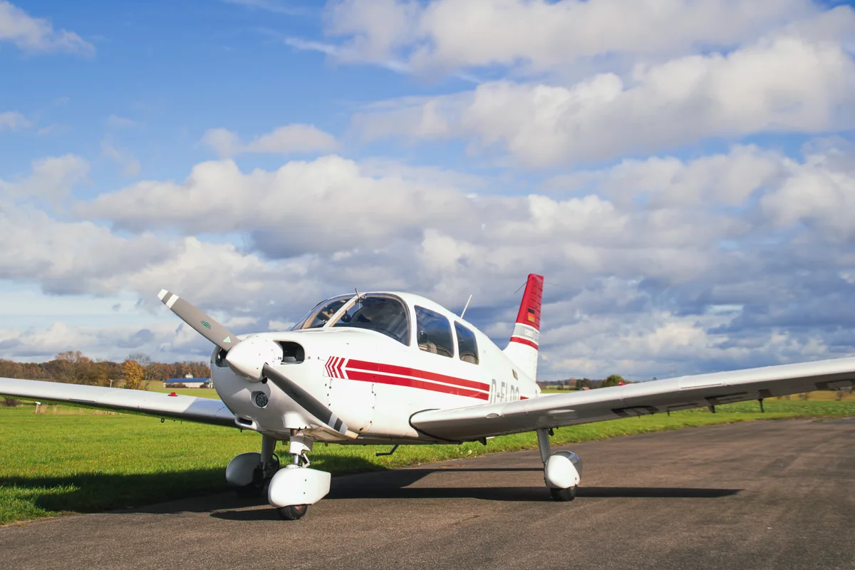 Piper D-ELDO auf dem Vorfeld