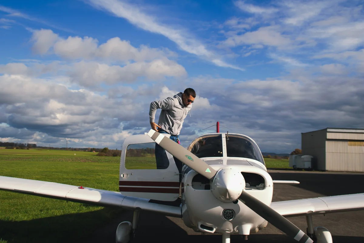 Ein Pilot steigt in die Piper D-ELDO ein