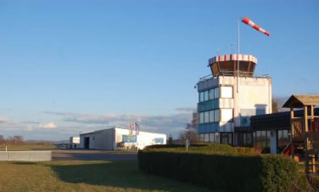 Infrastruktur: Tower und Gelände
