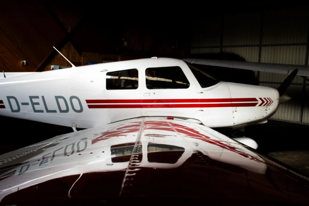 Flugzeugpark / Verein: Flugzeug im Hangar