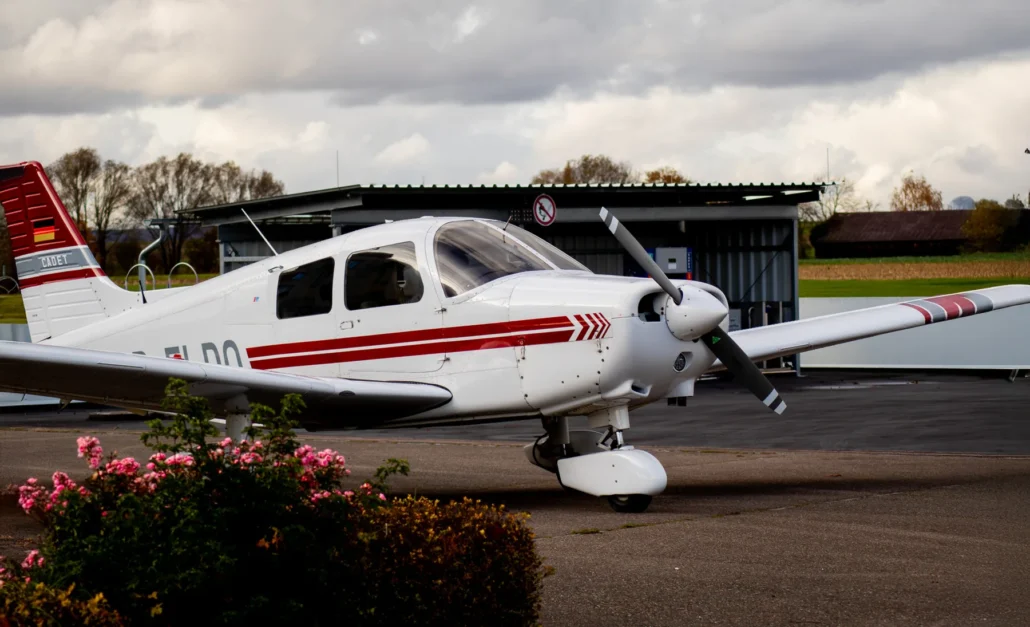 Startseite / Standort: Flugzeug vor dem Tower